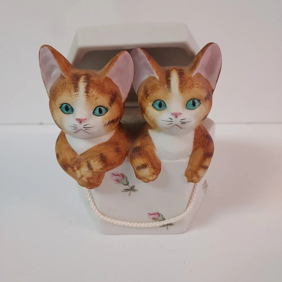 Vintage Ceramic Kittens in a Hat Box with String Music Box by Seymour Mann - Picture 1 of 10